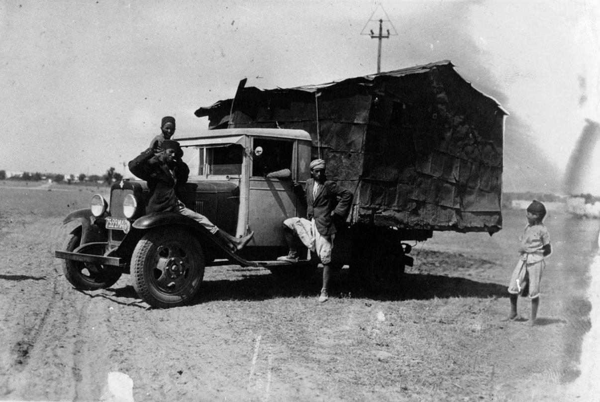 Douar Doum, Rabat, photographic negative on glass, taken by an anonymous photographer for Agence Mondial, June 1932
